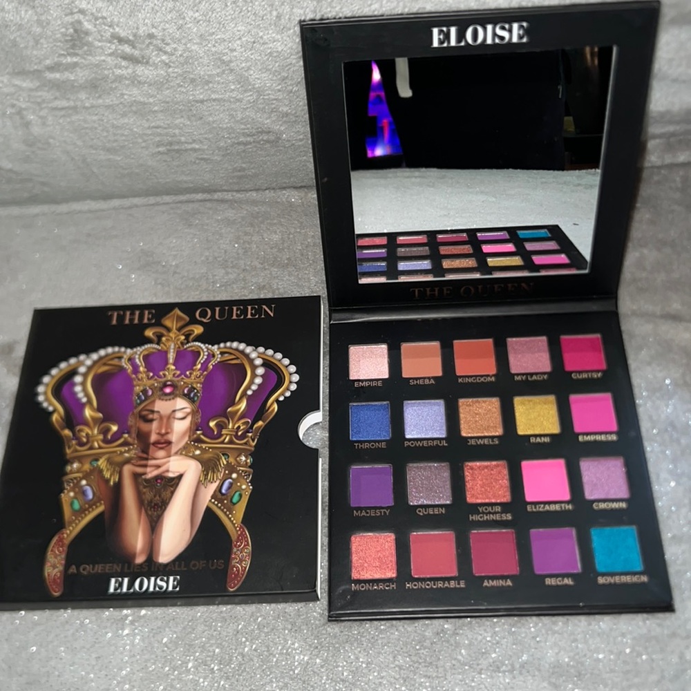 THE QUEEN Eloise Brilliant eyeshadow/blush palette.